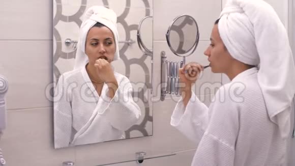 女人在镜子前刷牙视频的预览图