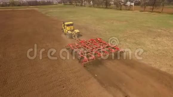 农业机械在前景承载视频的预览图