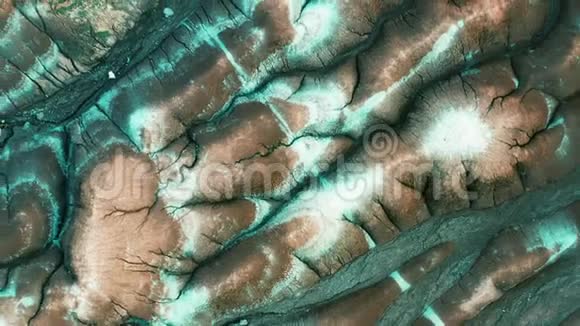 空中加拿大安大略省切尔滕纳姆巴德兰的旱地棕色和白色土壤的顶部景观飞越小河流干燥的土壤w视频的预览图