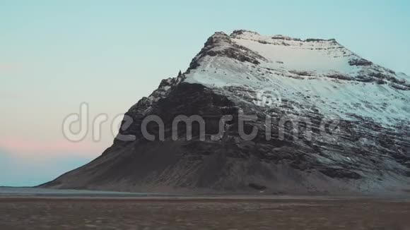 飞越高山冰岛冬季车览4k视频的预览图