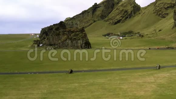 英雄一片绿色平原美丽的山脉冰岛的山景峡谷美丽的风景视频的预览图