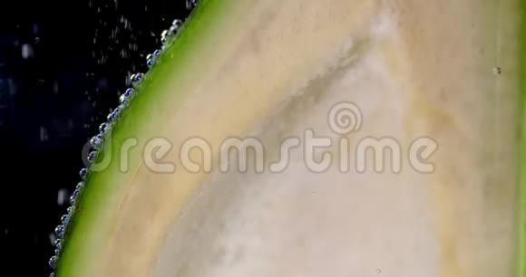 新鲜牛油果在水中有气泡视频的预览图