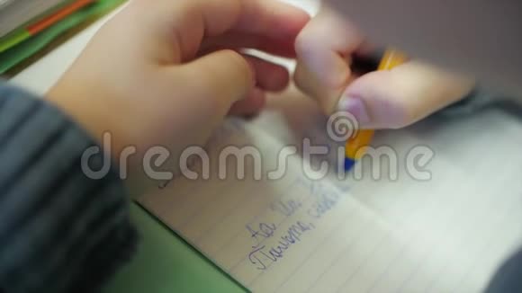 孩子上学在笔记本上写任务视频的预览图