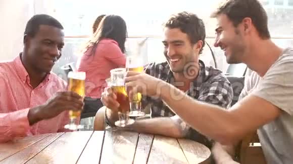 三位男性朋友在室外屋顶酒吧畅饮视频的预览图