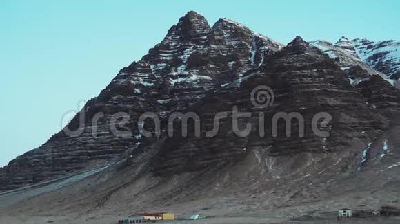 飞越高山冰岛冬季观景车4k视频的预览图