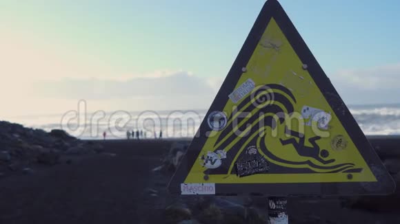 海洋风暴潮危险标志黑滩视频的预览图