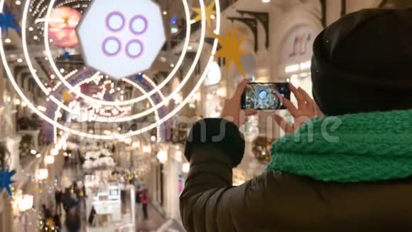 白人妇女为新年装饰的购物中心拍照视频的预览图