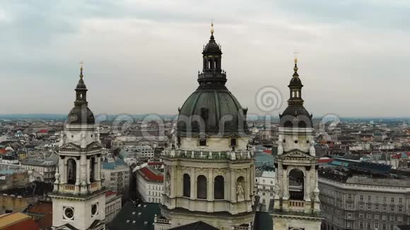 布达佩斯市景及圣斯蒂芬大教堂穹顶空中景观4k视频的预览图