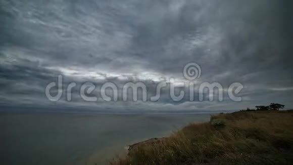 恶劣天气的一段时间过去了海岸多云的天空4k视频的预览图