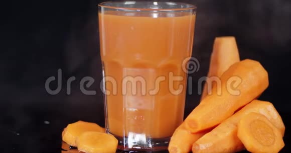 胡萝卜汁在一杯凉蒸汽中视频的预览图