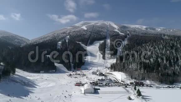 美丽的雪山到处都是滑雪的人视频的预览图