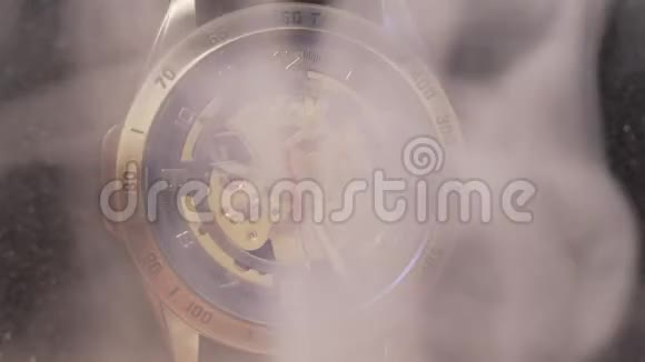 站在烟雾下的手腕机械手表视频的预览图