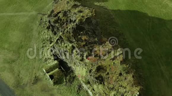 冰岛的无人机山观美丽的风景狂野的地方空中的山景视频的预览图