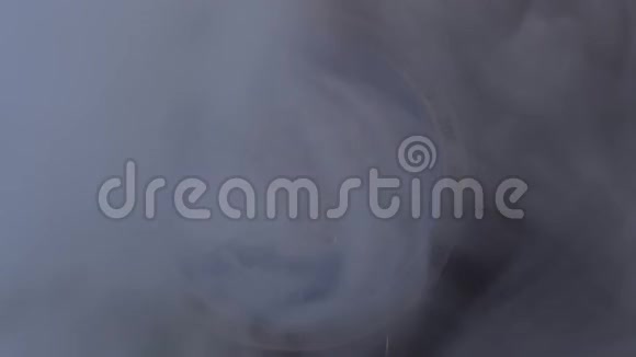 手腕机械手表在4K在烟雾下视频的预览图