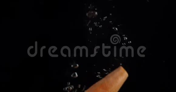 用新鲜的胡萝卜掉进水里有气泡视频的预览图