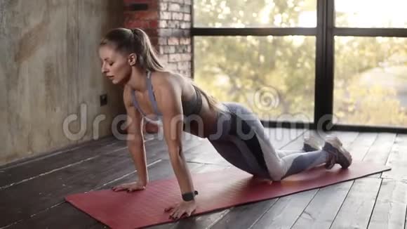灵活的女性练习早晨瑜伽姿势或在空工作室做伸展运动灰色女孩做呼吸运动视频的预览图