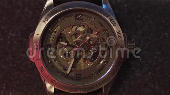 手腕机械手表在一个站在红灯在烟雾下视频的预览图