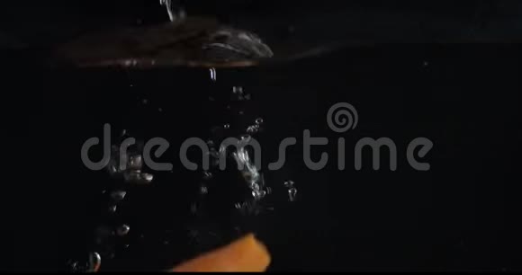 新鲜胡萝卜在有气泡的水里掉下来视频的预览图