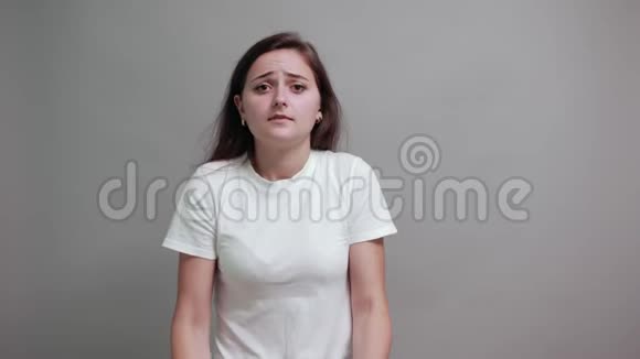 一个穿着白色衬衫的可怕女人手指着一边手一直放在胸前视频的预览图