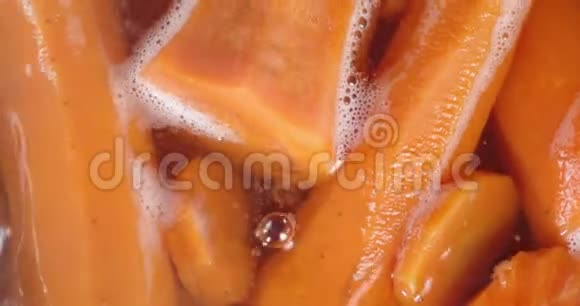 用气泡在水中煮沸新鲜胡萝卜视频的预览图