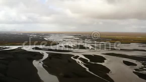 空中俯瞰三角洲冰岛南部黑色火山沙汽车过桥冰川河流绿色平原克鲁视频的预览图