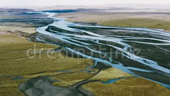 多彩的冰岛河从上面看到的冰岛河三角洲火山三角洲视频的预览图