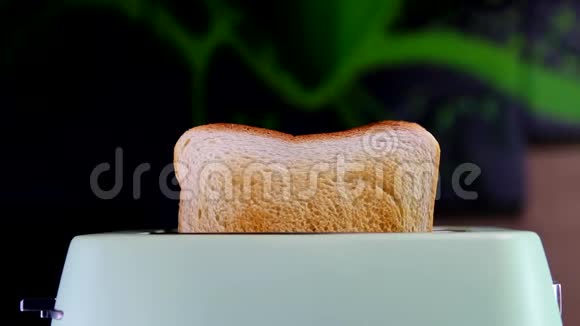 烤面包机里烧面包可爱美味的三明治早餐面包视频的预览图