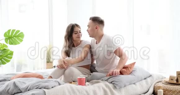 快乐夫妇在床上分享饼干视频的预览图