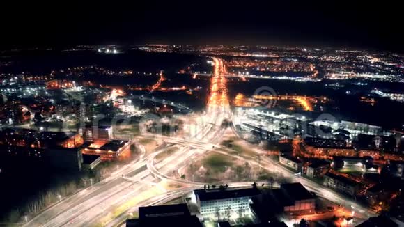 夜晚的卡托威斯城绕城汽车和摩天大楼视频的预览图