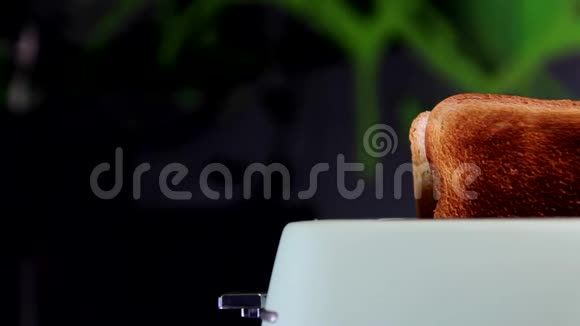 烤面包机里烧面包烤面包机里的高烤面包视频的预览图