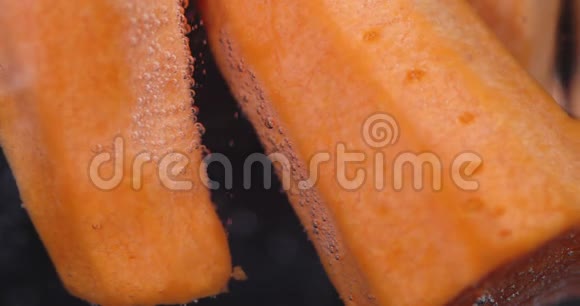 新鲜的带有气泡的橙色胡萝卜视频的预览图