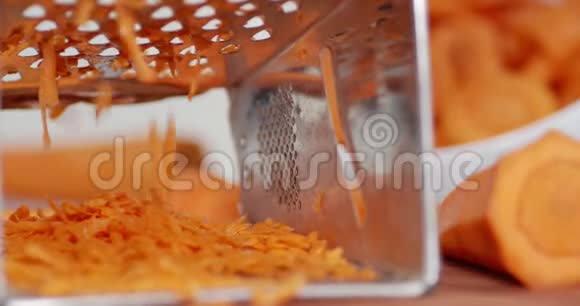 新鲜胡萝卜在烤炉上烤制的过程视频的预览图