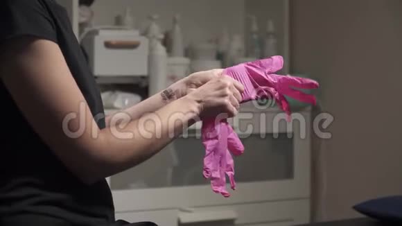 女孩在脱毛前戴上粉色手套视频的预览图