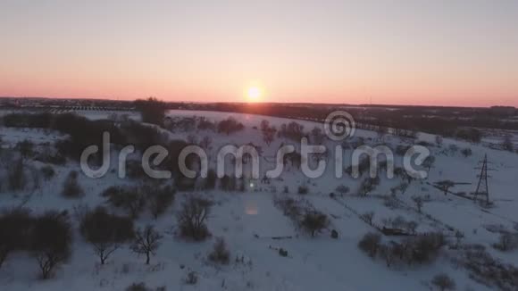 冬天在雪山上飞翔日落时美丽的太阳寒冷的黄昏视频的预览图