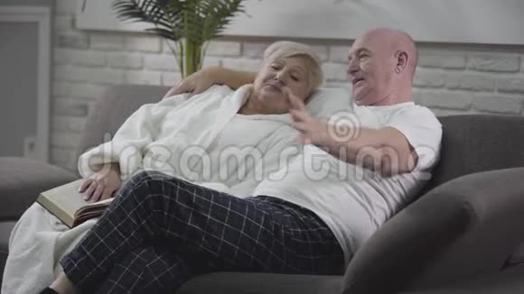 英俊的白种人老男人抱着妻子说话成熟的男人在感情上做手势一对恋爱中的情侣视频的预览图