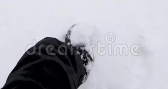 一个在雪地里行走的腿特写视频的预览图