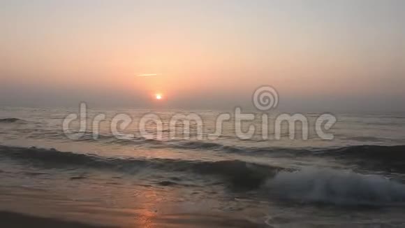 日出时带椰子树的热带海滩背景热带海滩上五颜六色的冲浪视频的预览图