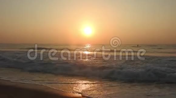 日落日出时太阳正落在地平线上越过海洋或海洋宁静的海洋海浪日落海滩度假背景视频的预览图