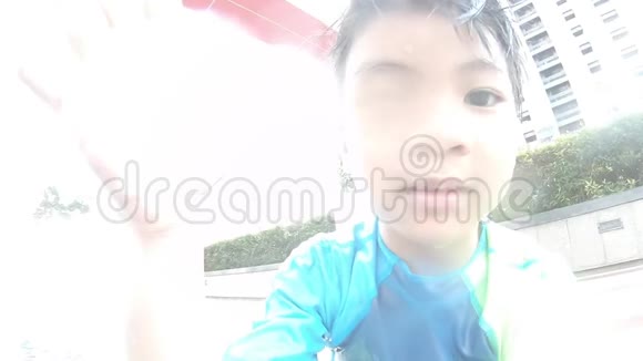 亚洲男孩正在游泳池里尖叫并在镜头中关闭了他的手为孩子有趣的概念视频的预览图