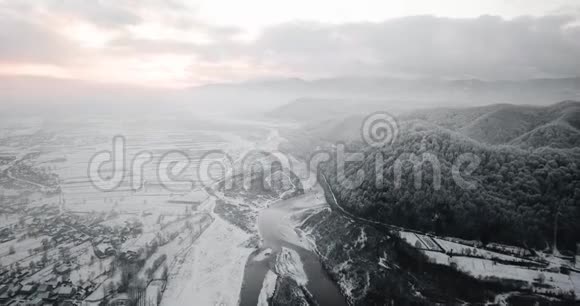 白雪皑皑的山河日落的雪无人驾驶飞机视频的预览图