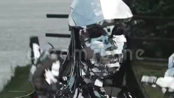 由镜子组成的闪亮迪斯科机器人服装的舞者的特写镜头视频的预览图