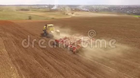 农业机械在前景承载视频的预览图