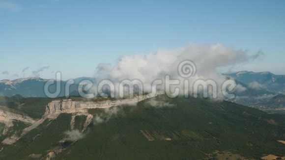 阿尔卑斯山上的大云空中景色蓝天青山视频的预览图