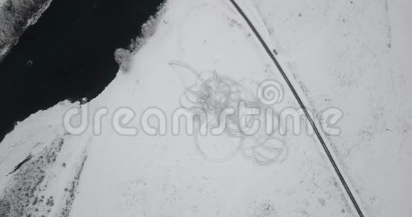 雪圈中的痕迹漂移飞行无人机冬季河路飞行视频的预览图