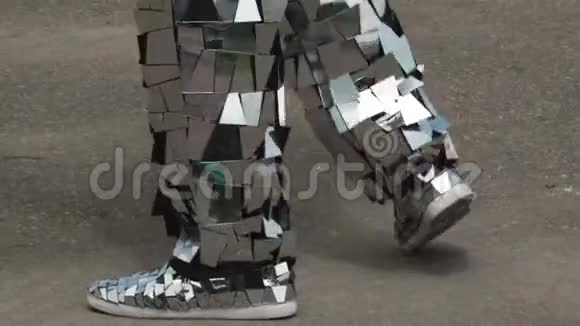 一名男子穿着一套闪闪发光的迪斯科机器人服装由镜子组成视频的预览图