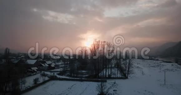 美丽的夕阳冬天的无人机冬天的剪影远飞视频的预览图