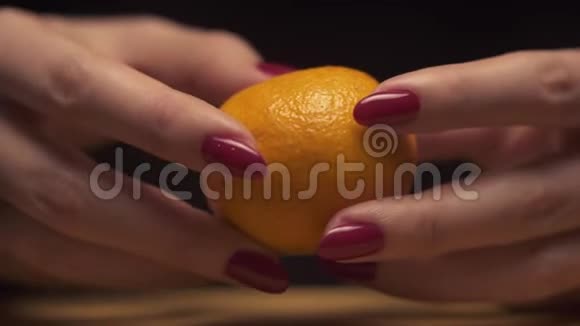 在现代化的厨房里女人手的特写可以在木板上净化橘子健康的饮食视频的预览图
