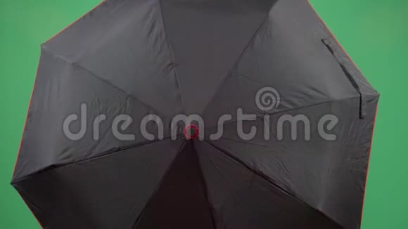 带伞的成年男子探险家视频的预览图