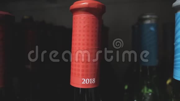 商店里一个交易货架上的酒瓶法国红白葡萄酒视频的预览图