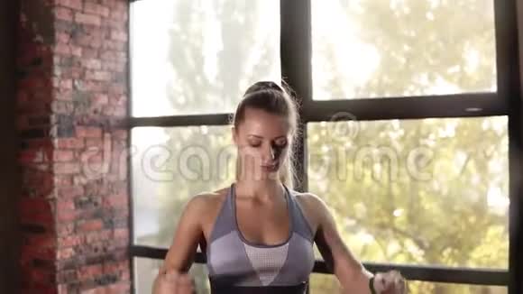 健身女孩准备运动运动的女人扎马尾辫准备健身室内锻炼前台妇女视频的预览图